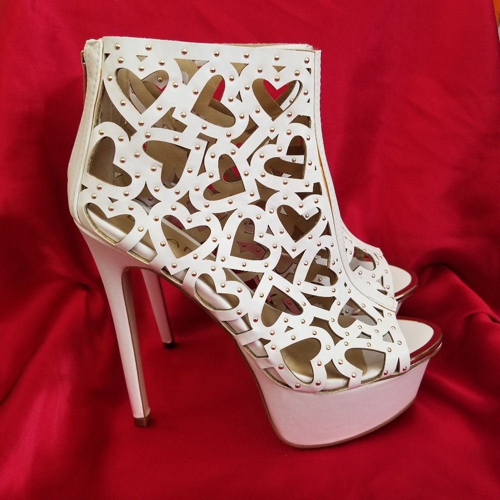 SOLD Sexy Liliana White & Gold Heart Heels 7.5